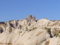 岩山の先にウチヒサールが見えます。周囲に近代的な物が見えないので、中世からこんな景色だったんでしょうね。