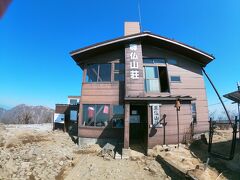 こちらの山小屋は宿泊もできるみたいです。
丹沢山に登るときはここに泊まるのかな？

