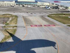 16:50、予定より早く那覇空港にランディング。
機体から降りる時は、前方座席から10シートずつに分けて混雑を防ぐように撤収。
後方座席なので、暫くは座って待機。