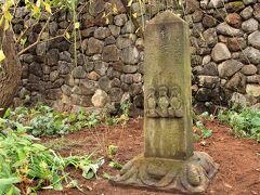 「小春日や三猿あしらふ庚申塔」　　　　　　　２０２０．１２
　　　　　　　　　　　　　　　　　　　　　　向丘／光源寺

