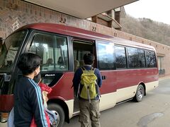 バスに乗り込んで、奥入瀬渓流の自然を楽しむネイチャーツアーへ。
