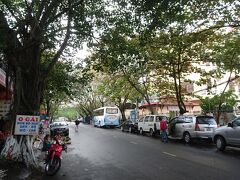 朝食後の７時４０分、ホテル前のレロイ通りにて、ツアーバスがやってくるのを待ちます。

通りはガジュマルの木が立ち並ぶ、東南アジアらしい雰囲気。