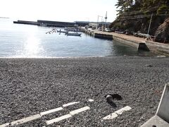 碁石海岸に降りてきた

ここの桟橋からクルーズ船
碁石海岸穴通船に乗船するために
