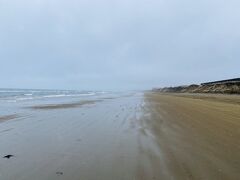 千里浜なぎさドライブウェイ。
日本で唯一、車で走れる砂浜だそう。
ここ、前から来てみたかったんですよねー。
たしかドキュメント72時間でもやってたような。
あいにくの雨ですが、フォトジェニックな場所です。