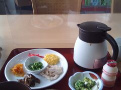 最初の朝食は鶏飯にしました。ヤクルト付き(^^♪
ドリンクはセルフですが、コーヒー、日本茶位しかなかったと思います。