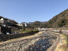 ホテルをチェックアウトし、箱根湯本駅前の早川沿いを散策。
