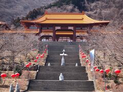今日の目的の一つは『水沢うどん』を食べに行くこと
伊香保温泉を過ぎると道路脇になんだか怪しげな寺院が・・

何か台湾や中国にあるお寺みたいだなと思ってたら、