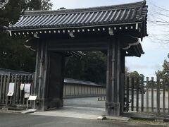 宿から河原町通りをバスに乗って　直ぐ
府立医大病院前で降り
すぐそばの清和院御門から京都御苑に入ります
