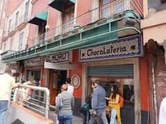 チュロスの名店 El Moroは人気らしく市内のアチコチに支店展開し10ヶ所ほどあるそうですが一番行きやすかった旧市街地にある1935年創業の本店のEl Moroへ行きました　最寄駅は　緑色のメトロ8号線のSan Juan de Letrán駅 地下鉄口のすぐ近くです　そして本店のみ24時間営業!!