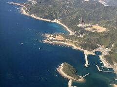 そろそろ到着だ。
眼下に紀の国の海岸線が続く。