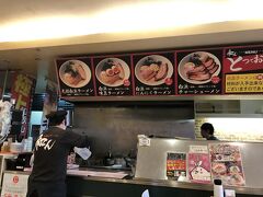 ランチは白良浜のラーメン屋に飛び込んだ。
醤油豚骨の和歌山ラーメンと、鯛ベースの魚介味の白浜ラーメンの二種類があるようだ。