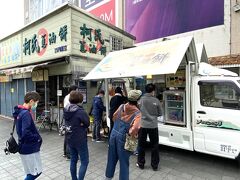 礁溪に来たら外せない、1970年創業の「柯氏蔥油餅」へ。この日は店舗は開けていなく、小型トラックで営業していた。