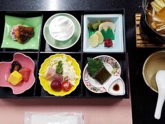 おはようございます。

6:30 “ザ・旅館の朝ごはん” をいただいて
宿を7:30にチェックアウト。
