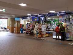 9:00 美女平駅に到着。

ここから「立山高原バス」に乗換えて、
立山有料道路・別名【美女平天空ロード】で室堂へ
駅間標高差1,473m(！) 走行距離23㎞、50分の旅。
