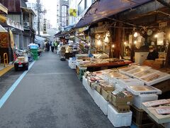 築地場外市場も人が少なく