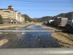 左手前方には以前然泊まった依山楼岩崎ホテルが見えます。
河原に露店風呂が右の方に在って男性が一人利用中でした。