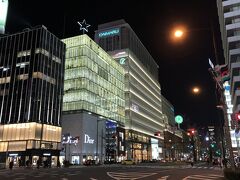 大阪・心斎橋の御堂筋沿い「ディオール」心斎橋店、『大丸』心斎橋店
の写真。

夜の街はキラキラです☆彡