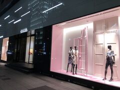 大阪・心斎橋の御堂筋沿い「シャネル」心斎橋店のショーウインドーの
写真。

ピンクでかわいい。