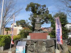 三朝温泉から親切な宿の御主人に送ってきてもらった地点・琴桜関銅像が立っているこの場所が倉吉の町巡りのおすすめスタート地点です。
観光案内所もすぐ近くですしね。