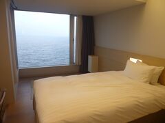 JRホテル屋久島のオーシャンビューに泊まりました。窓から一面大海原が見えます。
奮発してオーシャンビューにしてよかった。