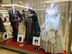 見たかったのはこちらのお衣装たち。

１１月に梅田芸術劇場で観た『エル・アルコンー鷹ー』の時のものです。