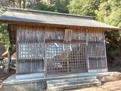 大山阿夫利神社の男坂と女坂の分岐点にある八意思兼神社
御祭神は八意思兼神という学問の神様。
日本神話によると、怒って天の岩屋の中に隠れてしまった天照大神に、岩戸を開けさせるために、岩戸の外で楽しそうな宴を開くという知恵を授けた神様なんだそうです。

