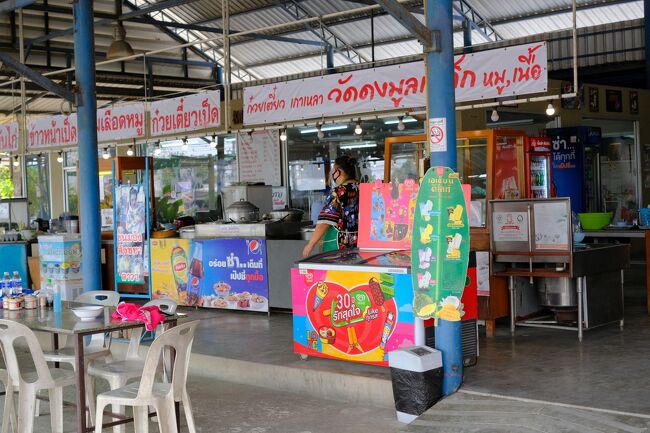 3月17日午前7時30分にパタヤを出発してペッチャブーンを目指して車を走らせて11：08分やっと朝食に立ち寄った店がここ。