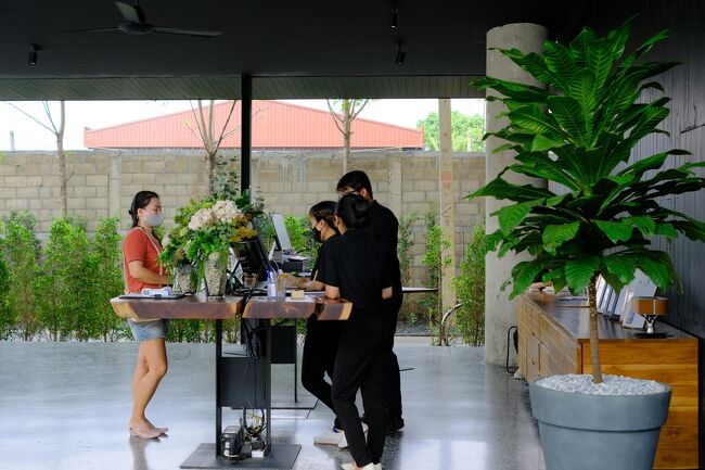 リヴィスト リゾート ペッチャブーン (Livist Resort Phetchabun)<br />フロントで値段を聞くと朝食付きで1100Bと思っていたより安い安い。<br />ホテルスタッフ全員は黒で統一していて気持ちが良いね。<br />agodadeで予約だと1211Bに税金+で≒1400Bほどかな？