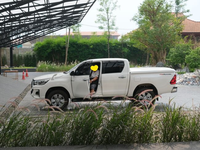 3月17日　14：25　目的地のペッチャブーンに付きました、同乗の友人です。