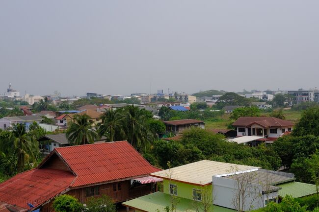 部屋を見せていただいた反対側の部屋です．．．こちら側はペッチャブーンの山が見えないので100B安い．．．（この時期は野焼きなどで山は見えません）