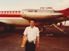 空港で写メ。後方のガルーダインドネシア航空機材は、双発のジャット『マクドナルド・ダグラス DC-9（DC-9-32）』で機体番号、『PK-GNG』は1994年2月に登録抹消され、現在はガルーダ航空ではボーイング737-800が引き継いでいるようです。
