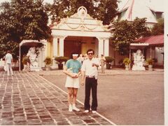 ボロブドゥール遺跡から移動してジョグジャカルタのスルタン王宮を見学