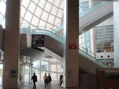 エントランスホール・「アトリウム」
巨大なガラスのドームから午後のよう王が差し込んでいます。
天井高さ３５ｍ