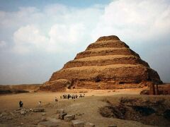サッカラといえば、独特な形の階段ピラミッド。ギザの3大ピラミッドを建てた第4王朝より古い第3王朝のジョセル王によって建てられたもの