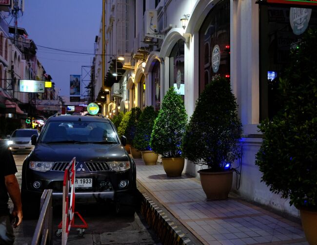 行はソンテウで来ましたが帰りは怪しい通りを歩いてセカンドロードから帰ります。