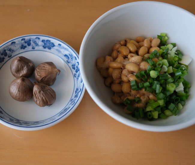 24日　昼食<br />納豆と黒ニンニク．．．下記へ