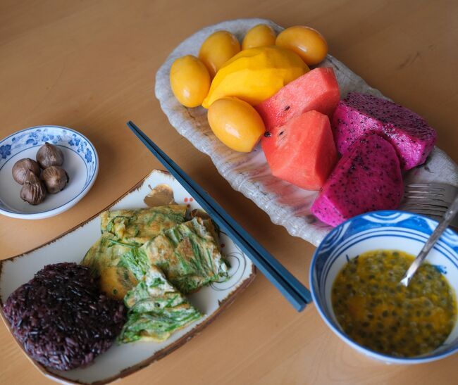 24日　昼食<br />赤米　カイ.チョム　<br />果物（マヨムチッ　トオー　スイカ　ケーオマンコーン赤　パッションフルーツ）