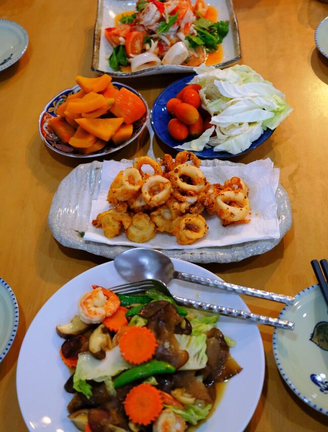3月22日　夕食<br />この日は同じコンドー住まいの友人を招きました。<br />キノコと野菜、海老入り炒め物．．．◎<br />イカ揚げ．．．．．◎<br />黄金カボチャ煮．．．△<br />生野菜．．．．△<br />海鮮ソムタム．．．〇