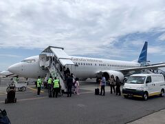 ANA便で行きも帰りもバルク席を選択。足が伸ばせるのは良いですね。
先日購入したAirPodsProを飛行機内で使用。ノイズリダクションが効いて良い感じだったけど、さすがに飛行時間の７時間半は電池が持たず、長時間飛行機乗るときは、ソニーのヘッドフォンあたりが良いかな。

スカルノハッタ国際空港にて、ジョグジャカルタ行きの飛行機まで５時間位あったので、一旦外にでて両替や明日泊まる空港ホテルやジャカルタ市内に行くために使うスカルノ・ハッタ国際空港駅の場所を確認。
その後、搭乗手続きをして、ガルーダ・インドネシアの国内線ラウンジで軽く朝ごはん。ジョグジャカルタ便はANAコードシェア便を選んだので、ANAプラチナ特典でラウンジに入ることができました。ラウンジにて、SIMカード入れ替えなどの作業。AmazonでSIMカードを予め購入して行きました。
https://www.amazon.co.jp/gp/product/B082V5XBJ2/
今日は、移動が多いのでアルコールはガマン。

ジョグジャカルタ空港に到着。飛行機は、沖止め。