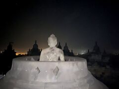 マノハラリゾートホテルを選んだ理由は、ボロブドゥール遺跡公園内にある唯一のホテルだったから。宿泊費は高いけど、ボロブドゥール遺跡公園の入場が無料になったり、サンライズツアーの割引があったりしたので、トータルではお得なのかなと思いました。

早朝のサンライズツアーが今回の旅行のメインイベント。５：００集合であたりはまだ真っ暗。