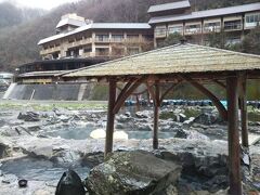 こちらも湯原温泉の名物「砂湯」です。

川底から湧き出る天然の露天風呂で24時間無料で開放されています。（混浴です）（レンタル湯浴み着あり）

翌日の朝６時に一人で入りに行きました。