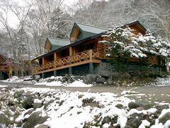 　建物はカナダ材を使ったログハウス風。昭和６３年までは電気が通じていなくて「ランプの宿」だったそうです。