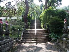 宿泊した角間温泉も真田一族ゆかりの地でした。そして、この日最初に訪れた場所が真田山種月院長谷寺です。「はせでら」ではなく「ちょうこくじ」です。真田幸隆が真田家の菩提寺として建立した寺で、真田幸隆夫妻と真田昌幸のお墓があります。ちょうどＮＨＫ大河ドラマ「真田丸」が放送中で、真田ブームの中、観光に力を入れているのか、駐車場のキャパは十分です。また、シルバーのボランティアガイドの方が何人かいらっしゃいました。六地蔵が出迎えてくれます。