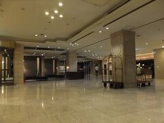 名古屋での仕事が終わって東急ホテルへ。この5か月前、3月の雪の降る寒い夜に、迷って入り込みましたっけねぇ。。（笑）
旅の疲れもあって、ぼーっとしてましたね。あのときは本当に大変でした。そんなときでも同僚たちは親切に対応してくれて本当にありがたかったです。