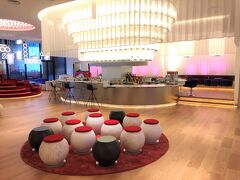 大阪・心斎橋『W Osaka』3F【LIVING ROOM】

2021年3月16日に開業した『W大阪』のラウンジ【リビングルーム】
の写真。

おはようございます。
素晴らしく寝心地のいい「Simmons（シモンズ）」製のベッドで眠り、
7時過ぎに起床しました。

ここまでのブログはこちら↓

<東京・羽田－大阪・伊丹間NH19便ANAプレミアムクラス搭乗記♪
B787-8（国際線仕様）のプレミアムクラスの機内食＆お酒★
空港リムジンバスで京都駅へ♪>

https://4travel.jp/travelogue/11694931

<『フォションホテル京都』宿泊記 ① 
最上級カテゴリー「プレステージスイート東山ビュー」にアップグレード★
お部屋のグルメバーのスイーツは食べ放題♪>

https://4travel.jp/travelogue/11683050

<『フォションホテル京都』宿泊記 ②
アフタヌーンティーは素敵な【サロン ド テ フォション】で
パリ直輸入のマカロンなどをいただきました♪フィットネス【ジム】>

https://4travel.jp/travelogue/11685243

<『フォションホテル京都』宿泊記 ③ 
ピンクに包まれた【ペストリー＆ブティックフォション】の商品の
お値段★カフェ【FAUCHON LE CAFE（フォション ル・カフェ）】
日本橋高島屋S.C.店でランチ♪>

https://4travel.jp/travelogue/11685928

<『フォションホテル京都』宿泊記 ④ 
河原町通りを歩いて四条河原町へ★セブチ×ニュイがCMの韓国チキン
【NENE CHICKEN】京都河原町店がオープン！鴨川＆高瀬川で夜桜鑑賞★
木屋町通りのグルメ>

https://4travel.jp/travelogue/11686773

<『フォションホテル京都』宿泊記 ⑤ 
フランスのプティ・デジュネ！マドレーヌやマカロン付きの朝食♪
【レストラン グラン カフェ フォション】【ル スパ フォション】
カフェ【エリック・ローズ】表参道でセブチ>

https://4travel.jp/travelogue/11687484

<『W大阪』宿泊記 ① シティビューコーナールームの
「スペクタキュラー」にアップグレード♪インターナショナルレストラン
【Oh.lala...（オーララ）】、ラウンジ【LIVING ROOM
（リビングルーム）】★マリオットボンヴォイのチタンメンバー特典、
プラチナメンバー特典、ゴールドメンバー特典>

https://4travel.jp/travelogue/11683072

<『W大阪』宿泊記 ② 心斎橋の夜は大盛り上がり♪『大丸』心斎橋店
2021年3月に完成した『心斎橋パルコ』「心斎橋ネオン食堂街」
ミシュランシェフの唐渡氏の【ビストロカラト】【串かつ料理 活】
『ザ・リッツ・カールトン東京』でシャンパン付きランチ
『東京ミッドタウン』でお花見>

https://4travel.jp/travelogue/11683373