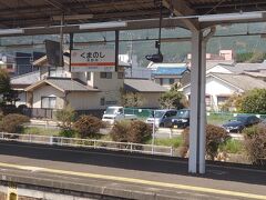 熊野市駅。熊野駅のほうが潔い。大人の事情がありそうです。
