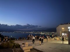 ホテルで暫く休憩してから、函館駅からバスに乗り函館山へ。
例年よりは空いている方なんだろうけど、バス停は長蛇の列。
２本ほどバスを見送りようやく乗って函館山頂へ。