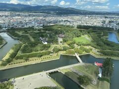 五稜郭とは国内初の西洋式城郭。
稜堡（りょうほ)と呼ばれる５つの角があり、
星型の五角形となっています。
外周は約1.8キロ。
周りの池ではボートに乗っている人もいたり、
天気が良ければお散歩に持ってこいです。
