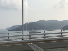 車で国道317号を走行しつつ、尾道大橋へ～
尾道大橋は本州と向島を結ぶため、1968年3月に開通されたそうです。
当初は有料道路だったのが、2013年に無料で通行できるようになりました。