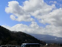 一番富士山がきれいに見えたのは 朝食後のお風呂から その時は雲ひとつなくすっきりと富士山が見えた